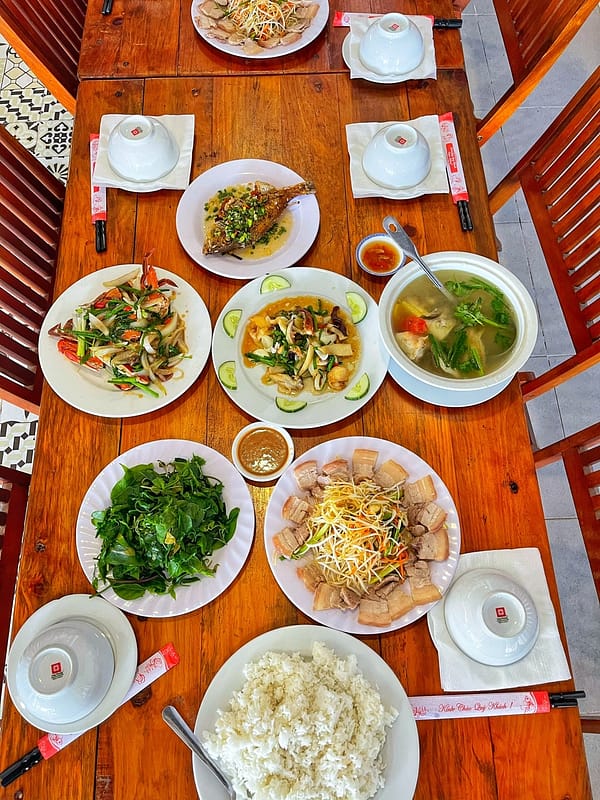 Set cơm trưa hải sản với rau rừng tại Sunbay homestay